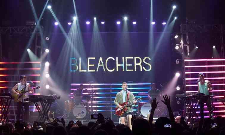 Bleachers' önümüzdeki günlerde çıkacak albümünden yeni bir parça daha paylaştı. Daha önce vokallerinde Lorde'nin yer aldığı 'Don't Take Money' isimli parçayı