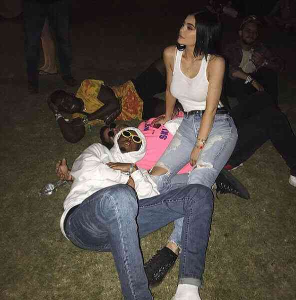 Kylie Jenner ve Travis Scott, kucak kucağa.