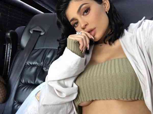 Kylie Jenner’dan rekor kıran dekolte.