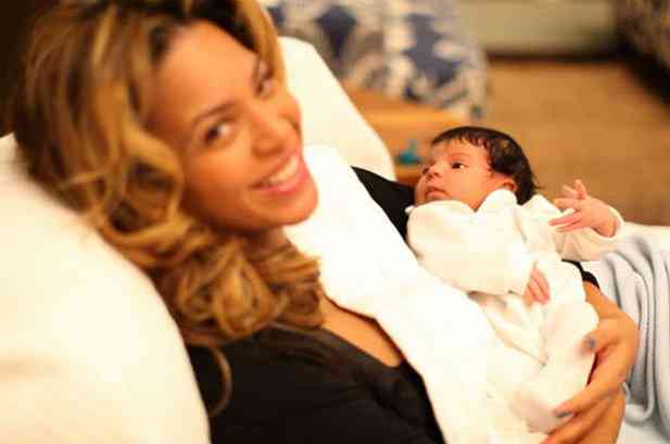 Beyonce, ikiz bebeklerini doğurdu.