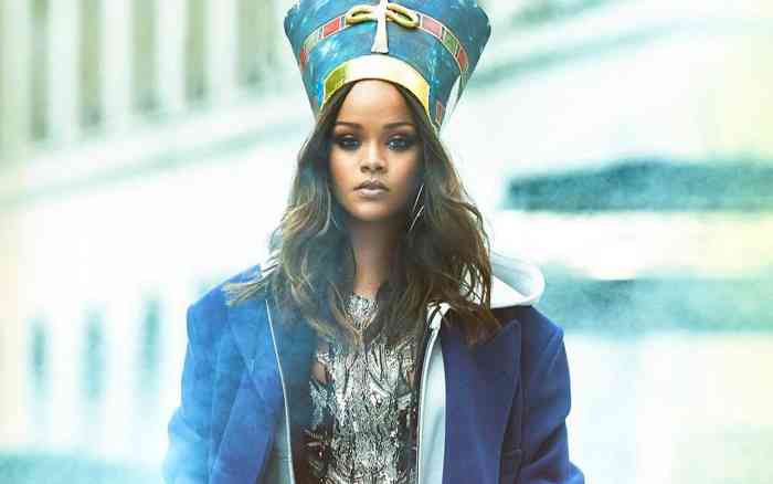 Rihanna, Mısır Kraliçesi Nefertiti oldu.