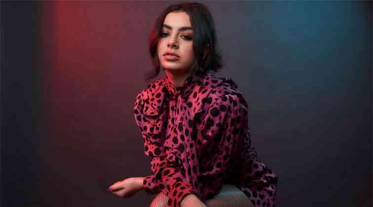 Charli XCX hayranlarını sevindirdi.