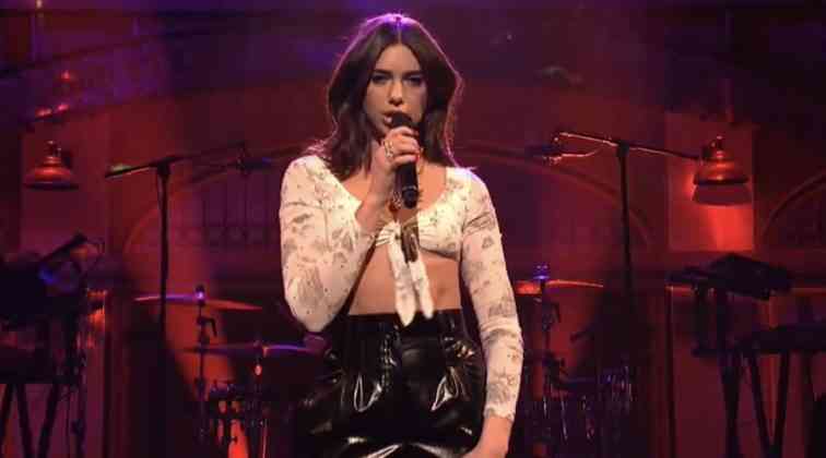 Dua Lipa'dan konuşulan performans.