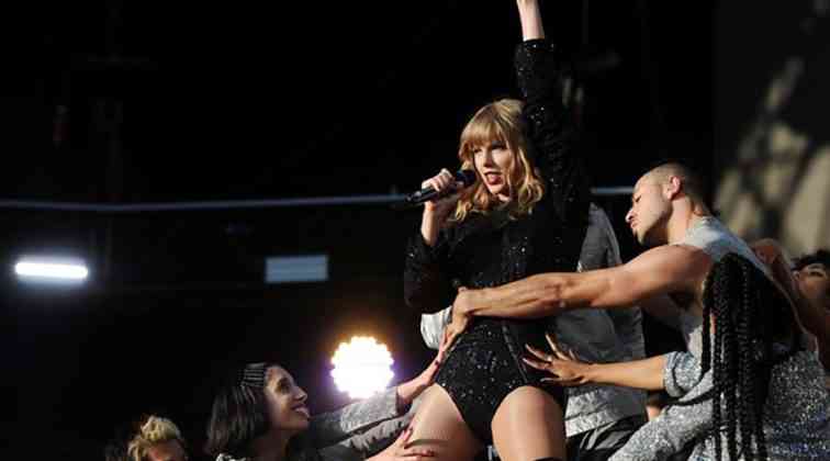 Taylor Swift sahnede devleşti.