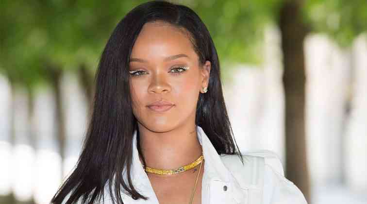 Rihanna'dan çok konuşulacak yeni stil.