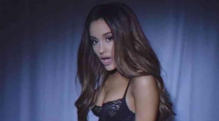 Ariana Grande yeni klibi ile olay yarattı.